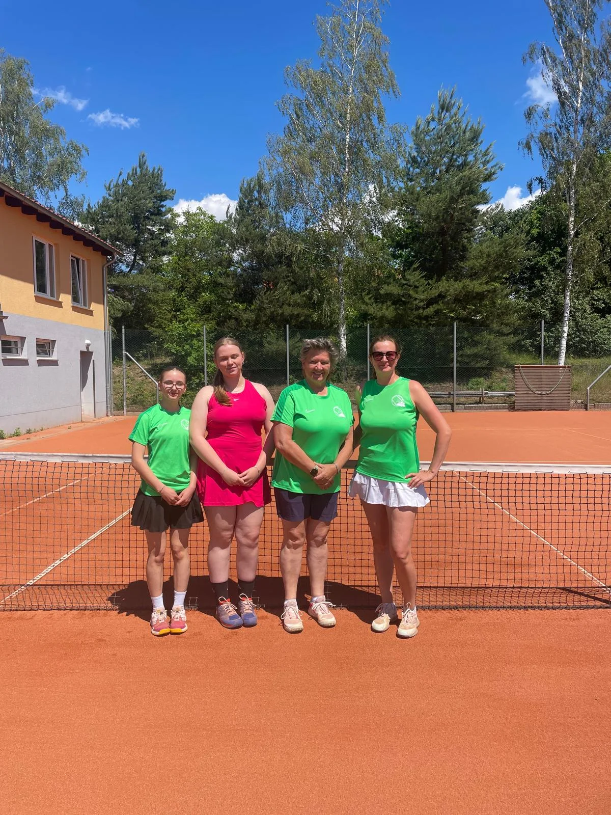 🎾 Unsere aktiven Damen schlagen wieder zu und verteidigen souverän Platz 1 der Tabelle!